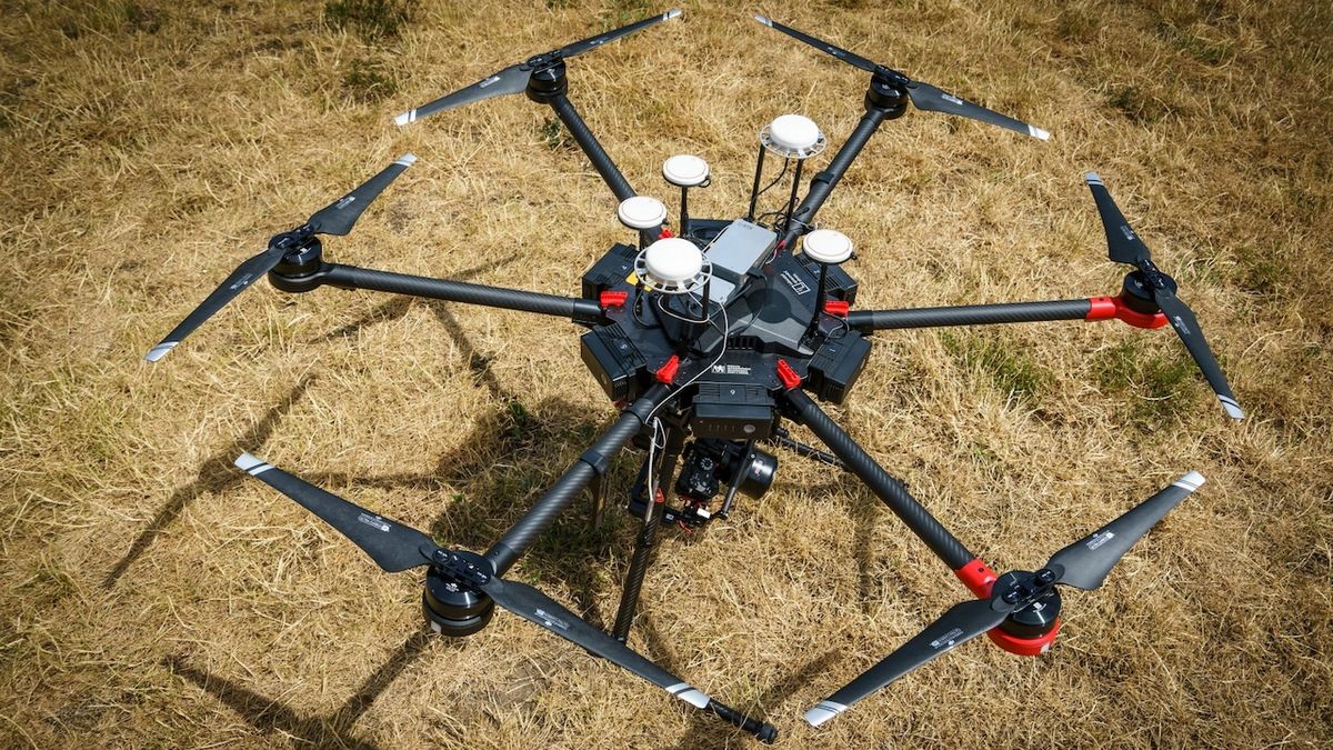 Studenti ČVUT naučili drony komunikovat s letadly. Získali vesmírného Oscara